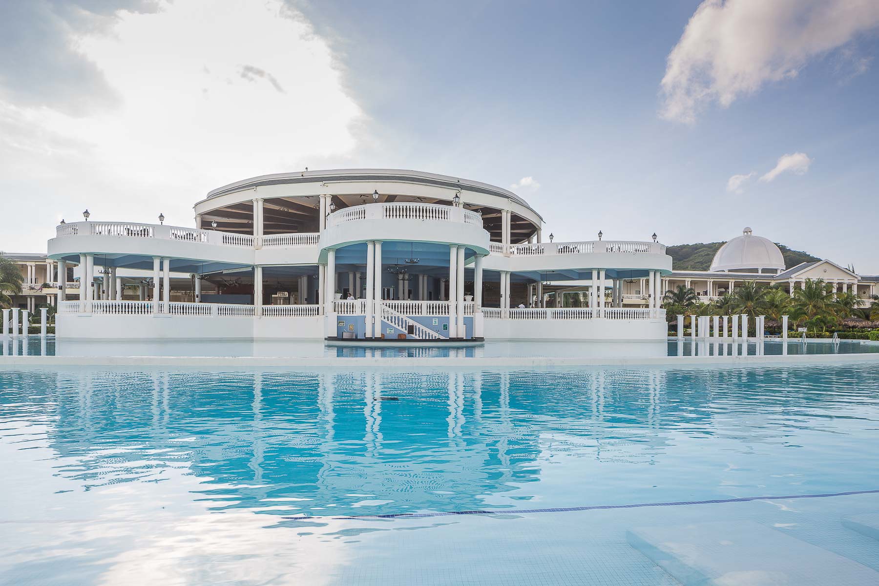 Blue Lagoon Swim-Up Bar